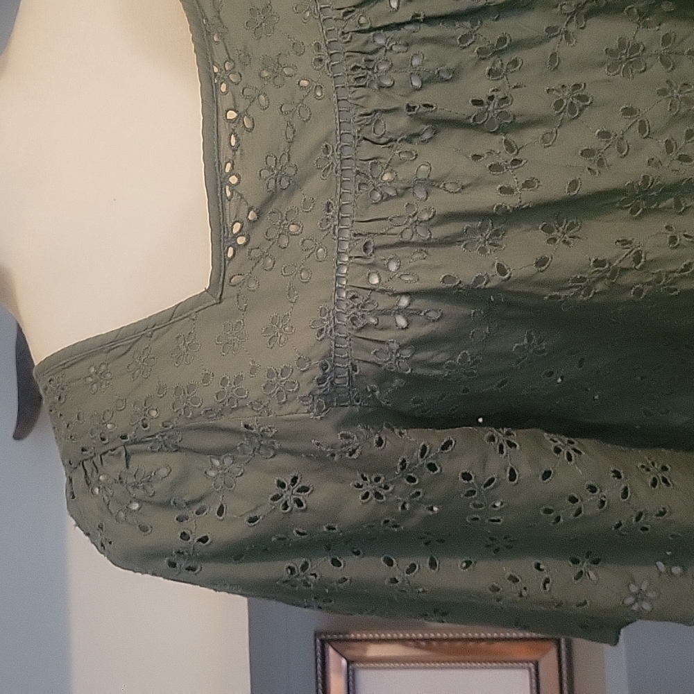 Darlene green gap blouse Super cute has eyelid and sculpting on the sleeves - Picture 2 of 4